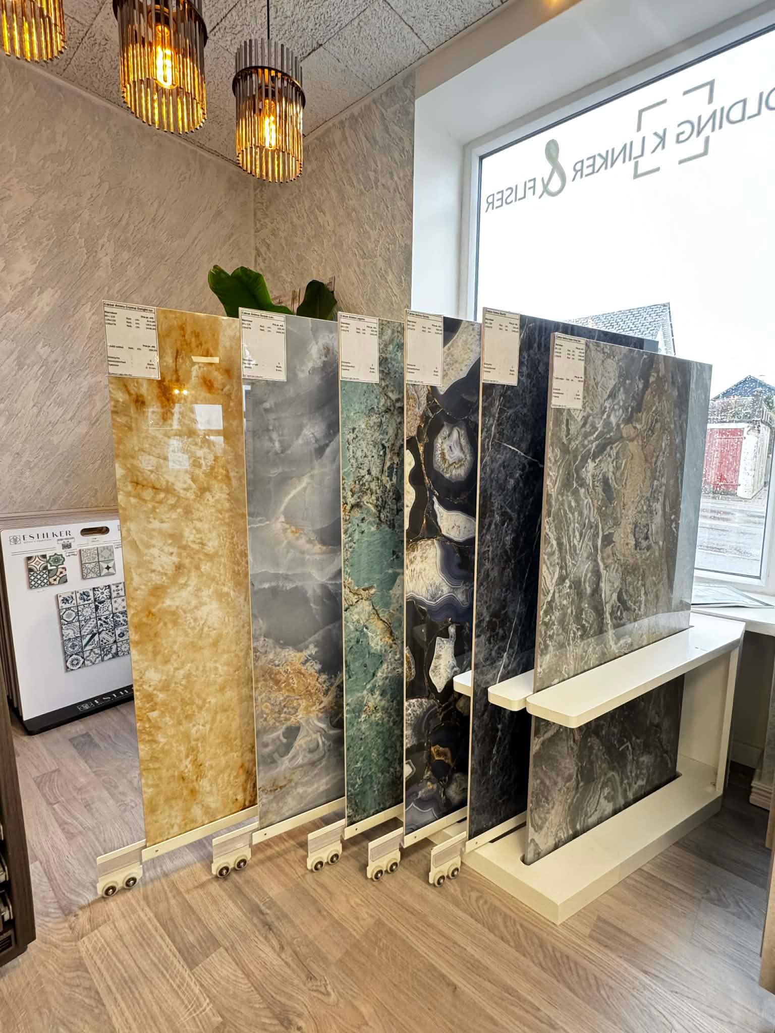 Kolding Klinker showroom med udstillede fliser